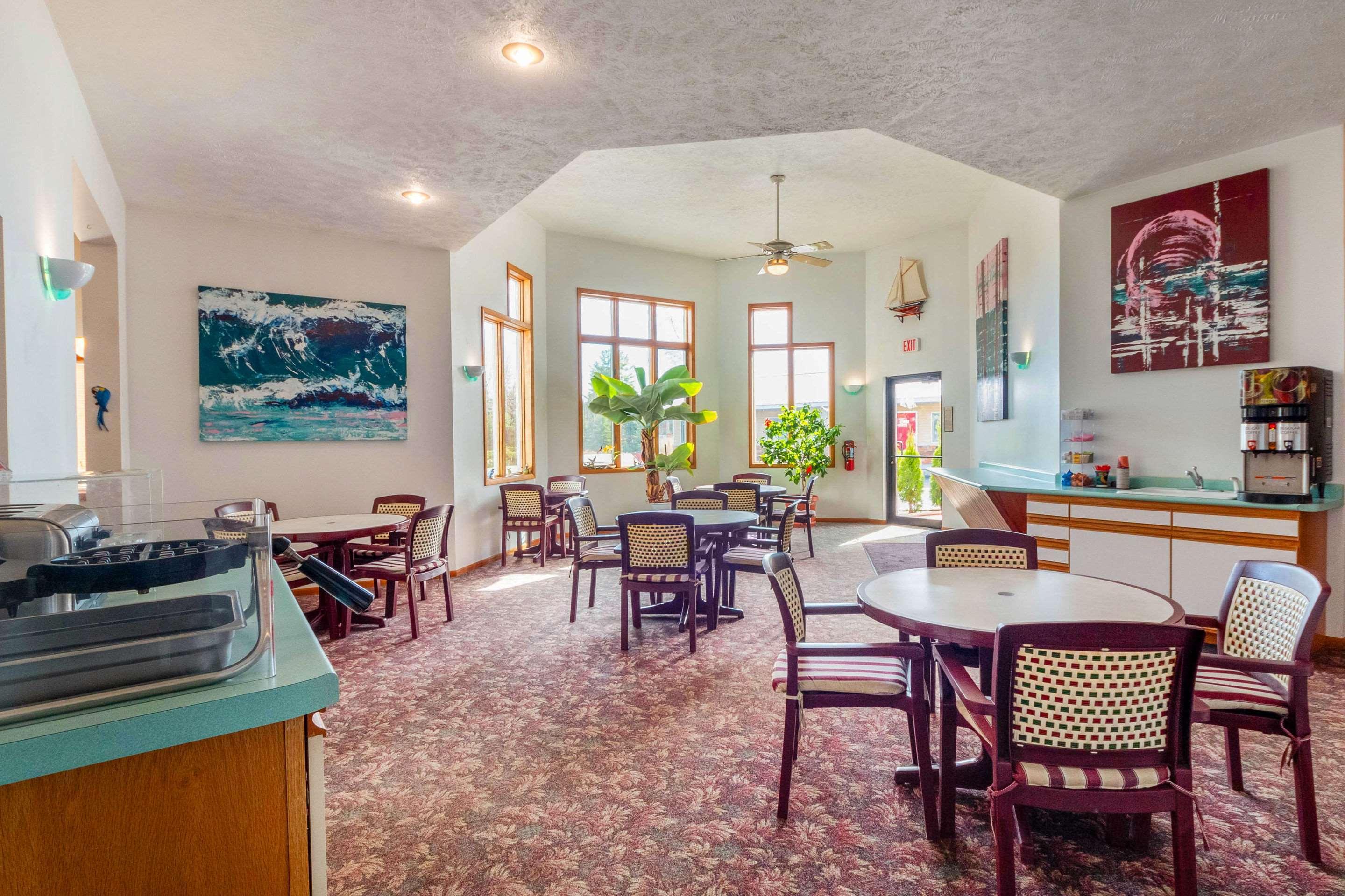 Econo Lodge Lakeshore Manistique Buitenkant foto