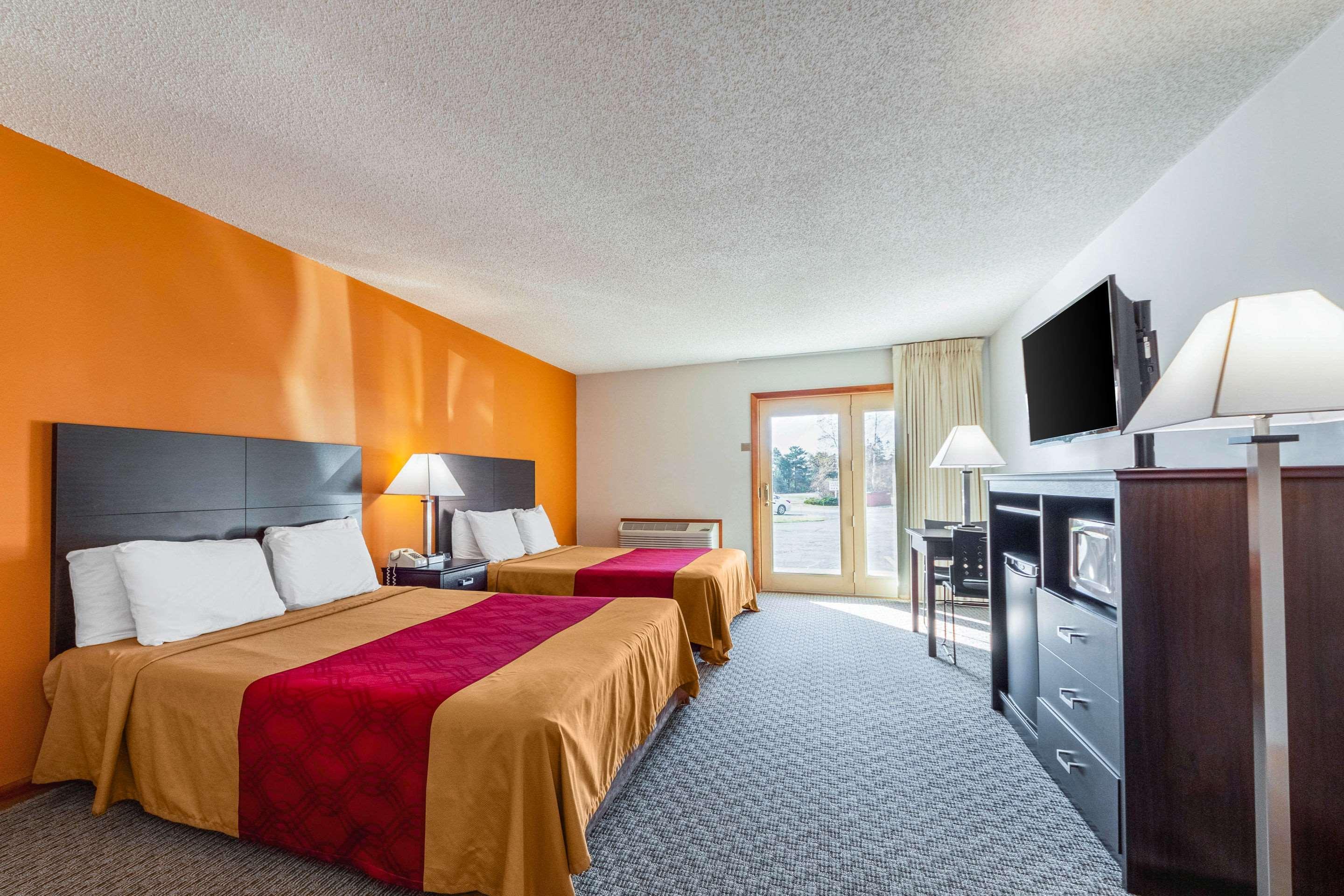 Econo Lodge Lakeshore Manistique Buitenkant foto