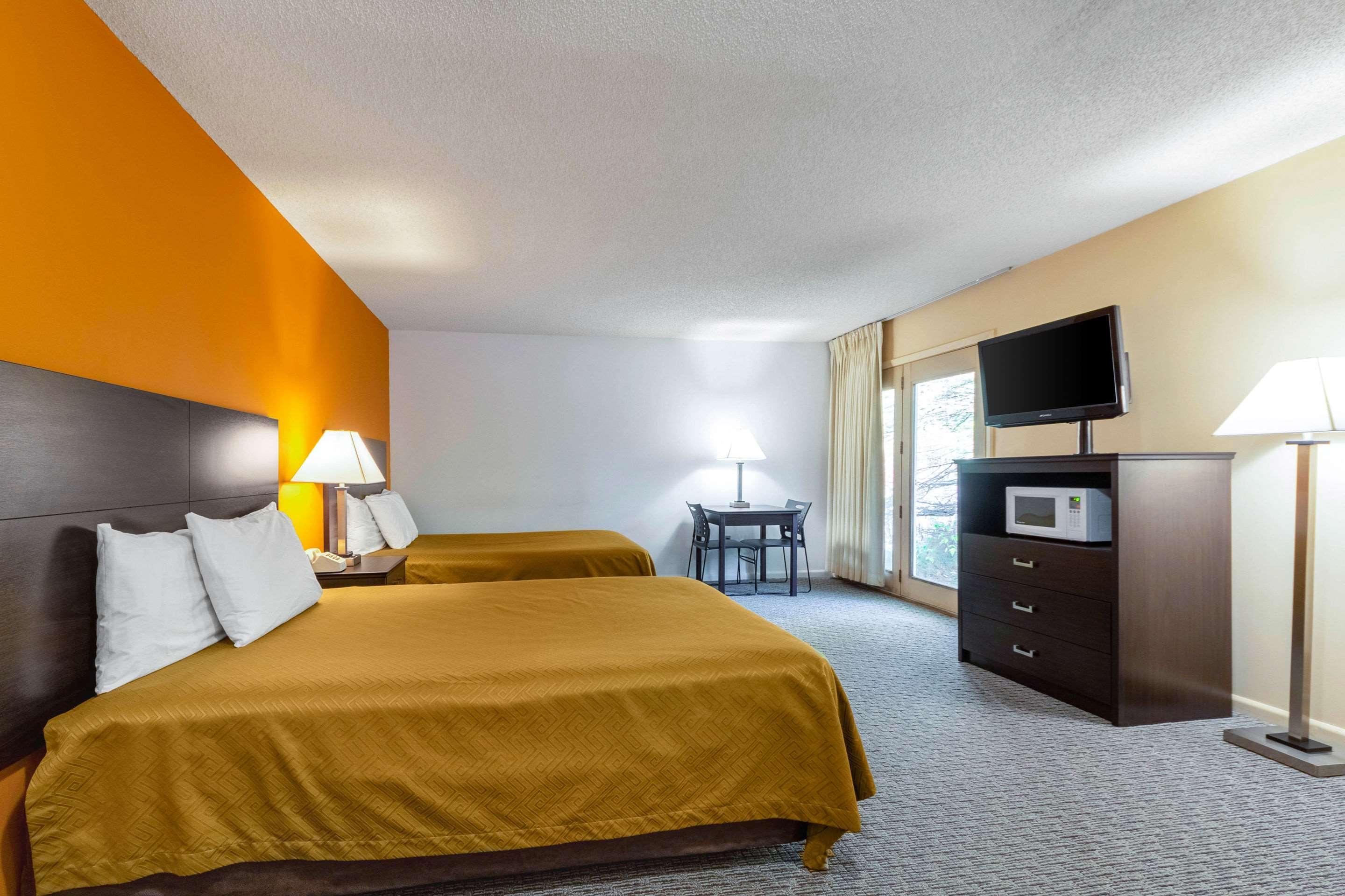 Econo Lodge Lakeshore Manistique Buitenkant foto