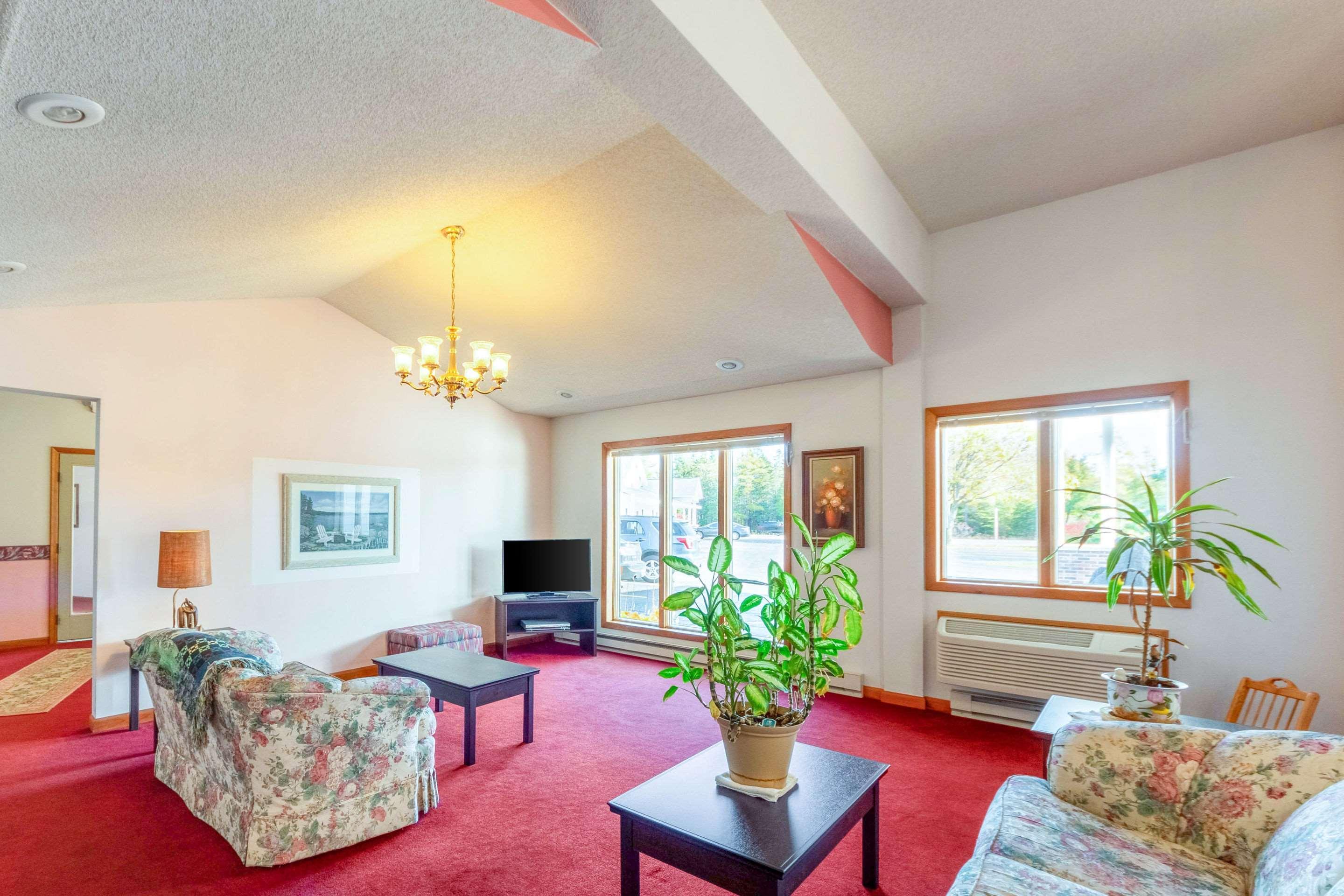 Econo Lodge Lakeshore Manistique Buitenkant foto