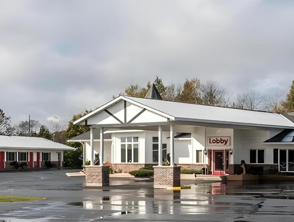 Econo Lodge Lakeshore Manistique Buitenkant foto