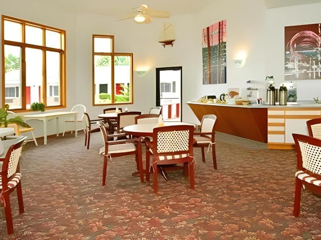 Econo Lodge Lakeshore Manistique Buitenkant foto